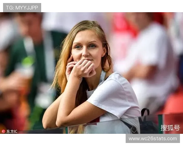 世界杯女球迷走光事件引发热议，网络平台迅速传播引发广泛关注